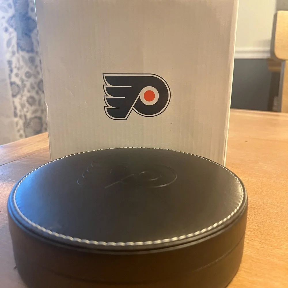 NWOT Philadelphia Flyers Silver Wine Accessory Set